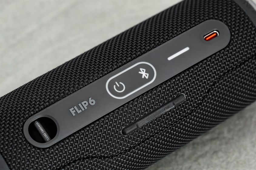 Cổng sạc nhanh và có độ an toàn cao trên loa Bluetooth JBL Flip 6