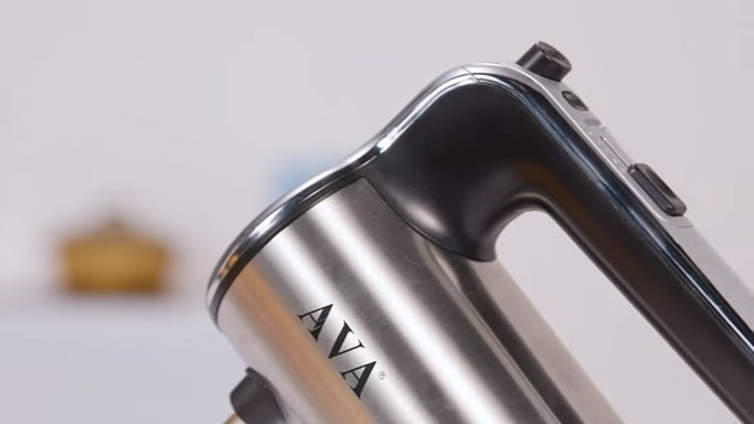 Tay cầm rộng và chắc giúp dễ cầm nắm khi sử dụng