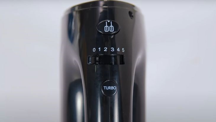 Hình ảnh tay cầm máy đánh trứng với nút gạt tốc độ và nút Turbo