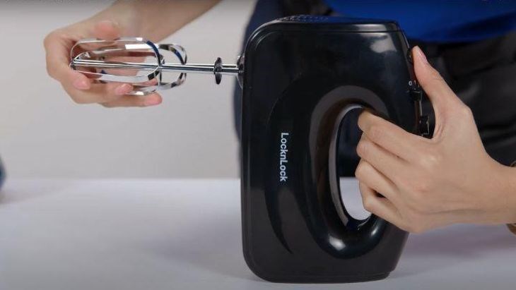 Hình ảnh thao tác nhấn nút để tháo que đánh trứng ra khỏi thân máy