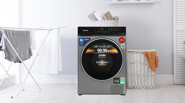 Máy giặt Panasonic cửa trước dòng FC model có kiểu thiết kế hiện đại, gam màu xám trung tính và vỏ máy bằng kim loại sơn tĩnh điện có độ bền tốt