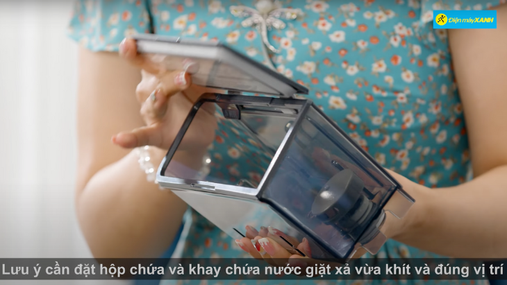 Lưu ý phần đầu ra dưới đáy hộp lại không có nút ron bịt kín, nếu vẫn còn chất giặt bên trong thì sẽ dễ chảy ra ngoài