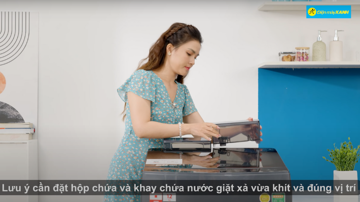 Khi lắp lại, cần đặt hộp đựng đúng vị trí và khít với phần đường ống bên dưới khay