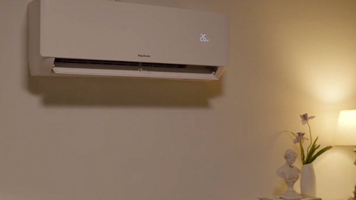 Màn hình của máy lạnh Nagakawa Inverter 1 HP NIS-C09R2T28 hiển thị nhiệt độ trên nắp máy