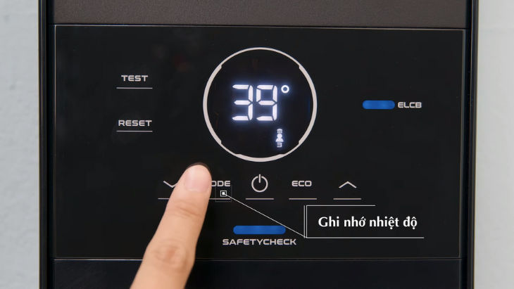 Màn hình hiển thị chế độ ghi nhớ nhiệt độ người dùng trên máy nước nóng