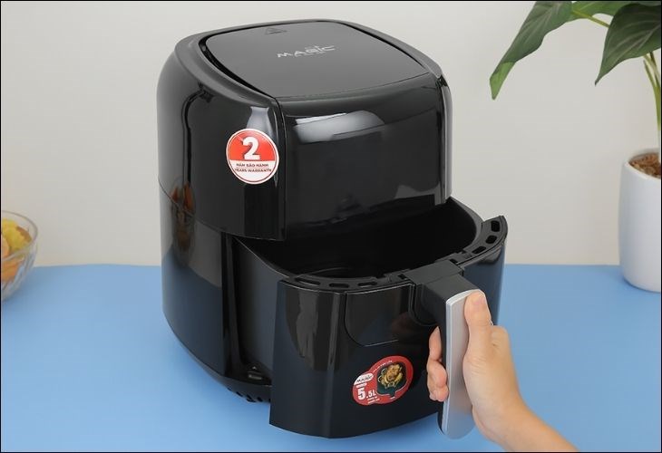 Nồi chiên không dầu Magic Eco AC-102 5.5 lít có thiết kế hiện đại, đường nét tinh xảo, sang trọng