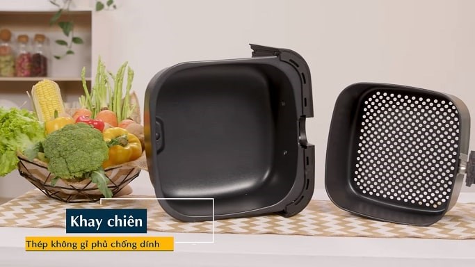 Cận cảnh khay chiên và lòng nồi phủ chống dính của Sharp KF-AF70EV-BK