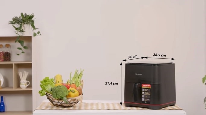 Nồi chiên Sharp KF-AF70EV-BK có thiết kế hình hộp gọn gàng, dung tích sử dụng 5.5 lít