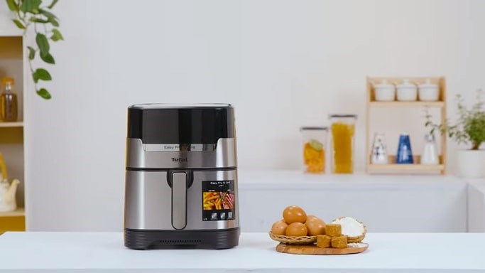 Phần mặt trước được làm từ kim loại sáng bóng, bền đẹp