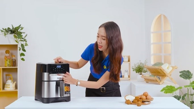 Thao tác trên bảng điều khiển cảm ứng khá nhạy