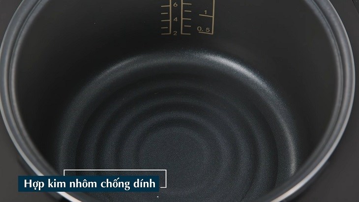 Cận cảnh lòng nồi dày dặn phủ lớp chống dính bền bỉ