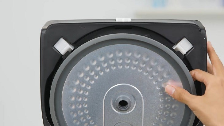 Tháo lắp van thoát hơi nước bên trong nắp nồi để vệ sinh dễ dàng