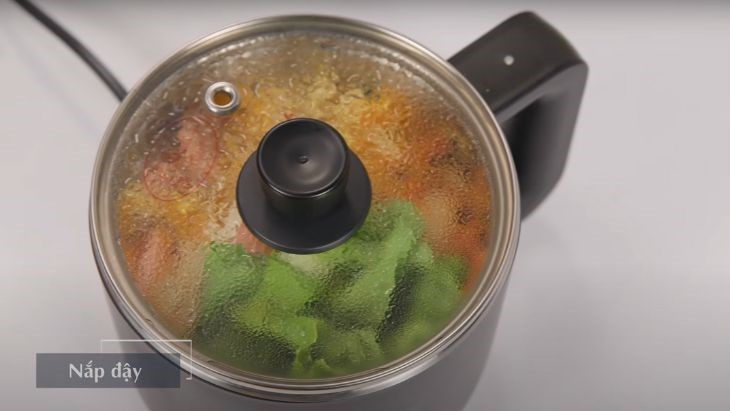 Cận cảnh nắp nồi thủy tinh trong suốt giúp dễ dàng quan sát thức ăn