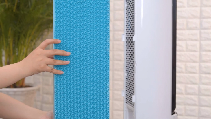 Tấm làm mát từ sợi thực vật giúp làm mát hiệu quả - Quạt điều hòa Midea AC120-18AR