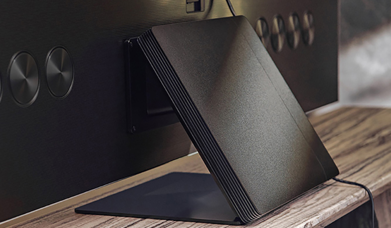Slim One Connect Box có diện mạo nhỏ gọn hơn và có thể gắn lên chân đế tivi