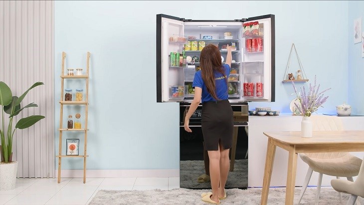 Người dùng dễ dàng thao tác với ngăn trên cùng của tủ lạnh