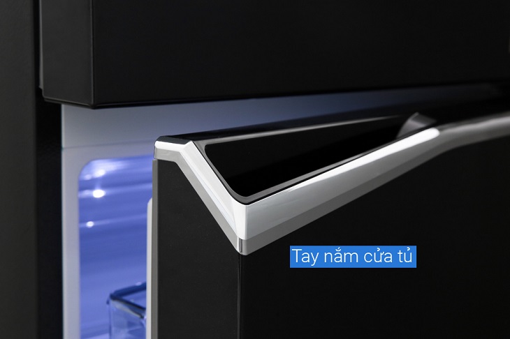 Tay cầm được thiết kế âm tủ và có điểm nhấn