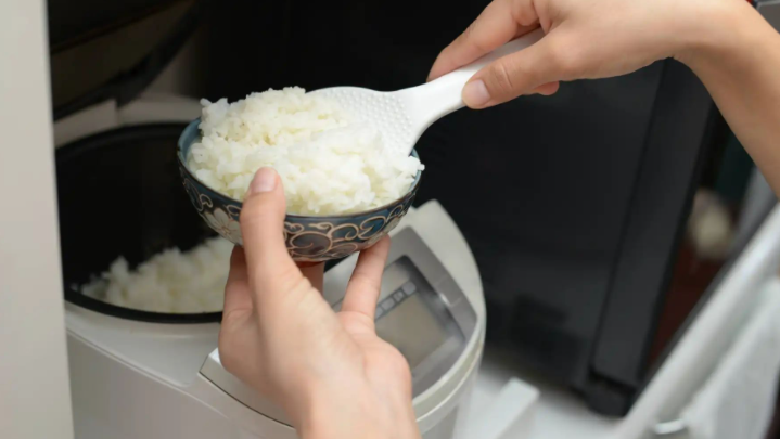 Không nên nấu cơm trước giờ ăn quá lâu