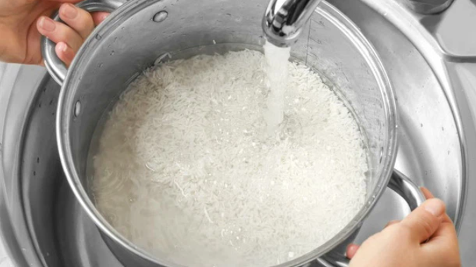 Ngâm gạo trước khi nấu