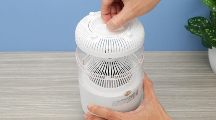 Bạn có thể dễ dàng tháo/lắp khay đựng để vệ sinh đèn bắt muỗi Comet CM078  cho lần sử dụng sau