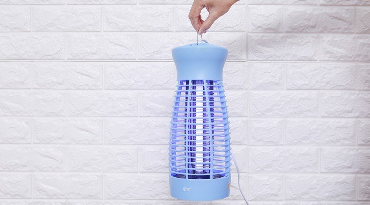 Bạn có thể treo đèn diệt côn trùng đa năng Comet CM069 ở bất kỳ đâu với móc treo tiện lợi