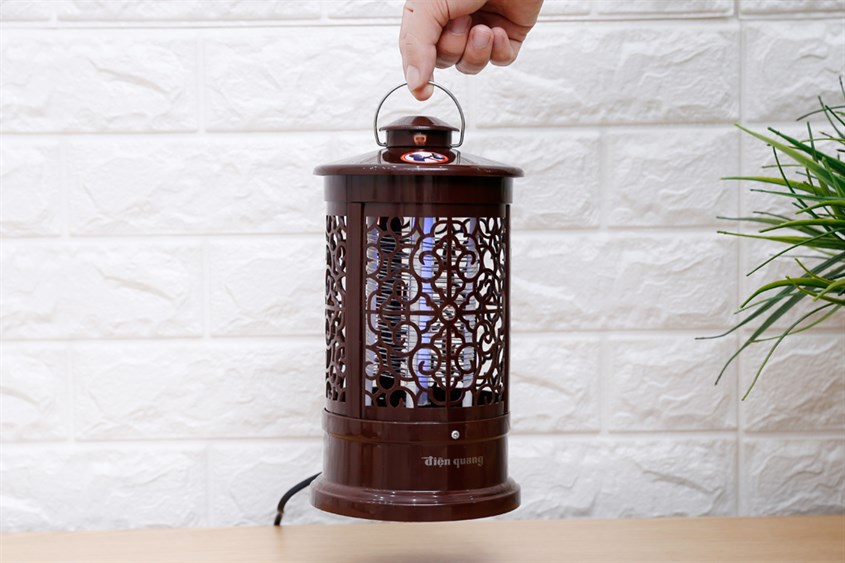 Đèn bắt muỗi Điện Quang ĐQ EML03 BR có móc treo tiện di chuyển đến mọi địa điểm cần dùng