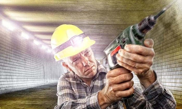 Đèn pin đội đầu hỗ trợ chiếu đủ ánh sáng cho môi trường làm việc khắc nghiệt như khai khoáng và xây dựng