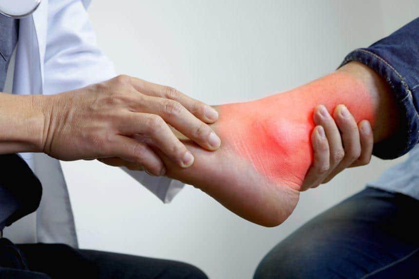 Người bệnh nên ngừng thực hiện bài tập khi phát hiện khớp sưng tấy, tê cứng