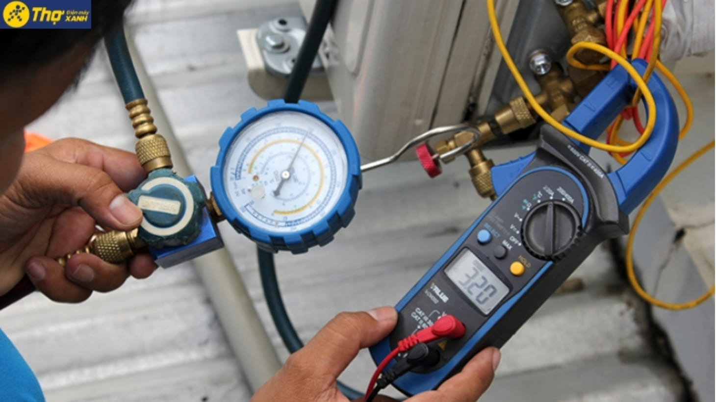 Kỹ thuật viên Thợ Điện máy XANH kiểm tra và bổ sung gas máy lạnh