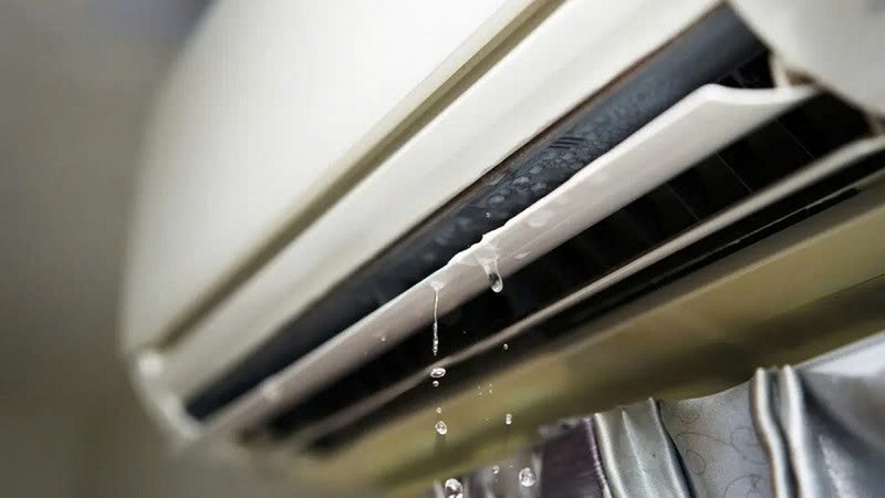 Bụi bẩn gây tắc nghẽn ống xả làm máy lạnh nhiễu nước vào trong nhà