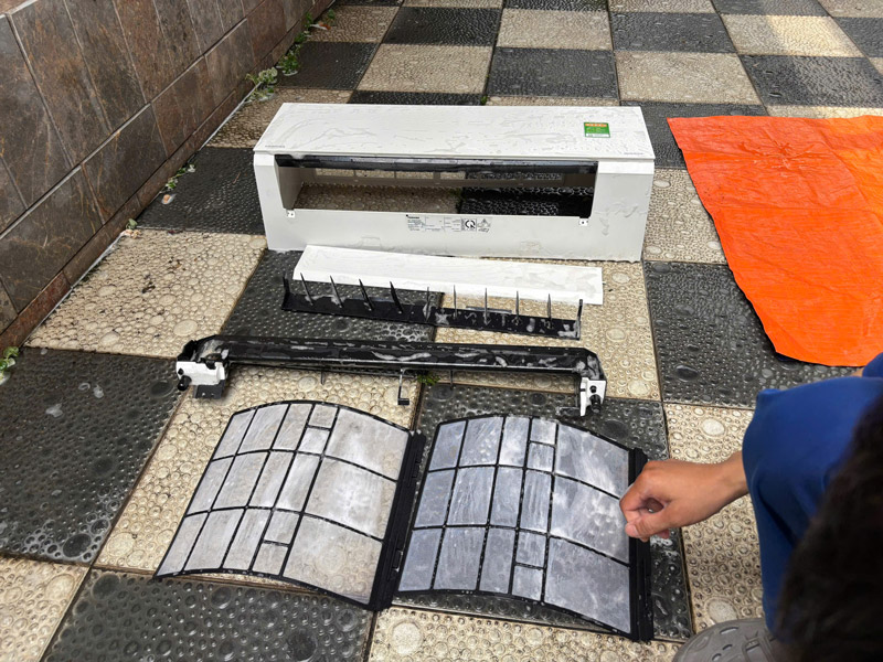 Tháo rời mặt nạ, xịt rửa chuyên sâu dàn lạnh và màng lọc