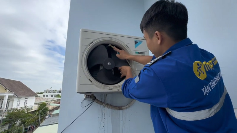 Xịt sạch lớp bụi bám dày ở dàn nóng bên ngoài