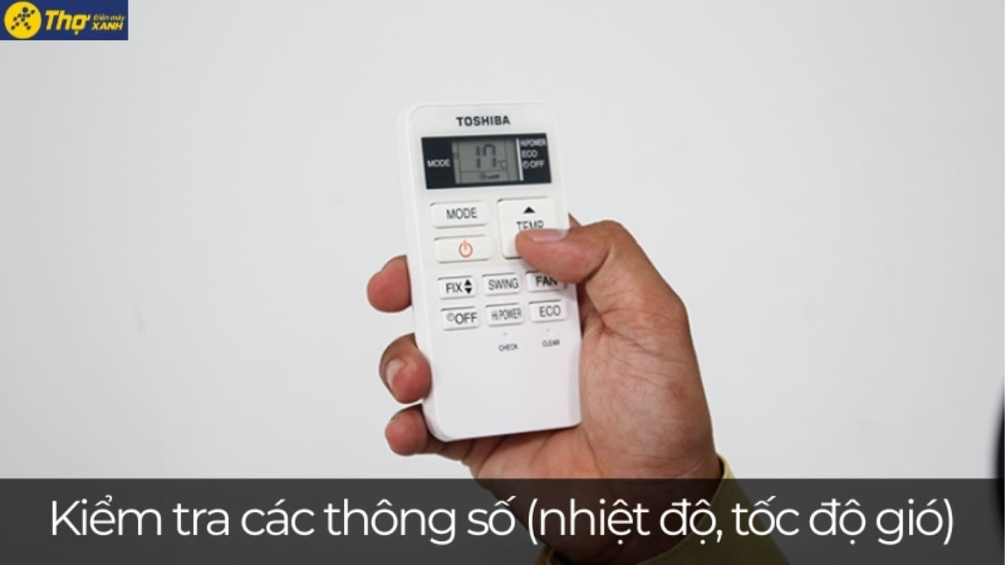 Kỹ thuật viên mở máy lạnh và kiểm tra tình trạng ban đầu