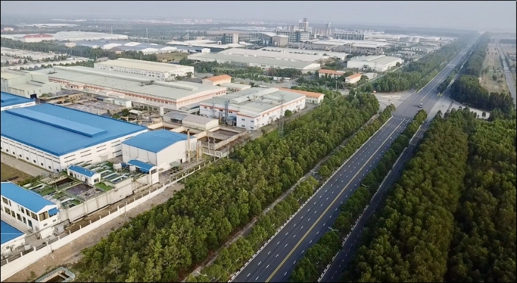 Khói bụi công nghiệp và bụi mịn theo gió len lỏi vào nhà, bám dày lên lưới lọc khiến bạn cần vệ sinh máy lạnh định kỳ