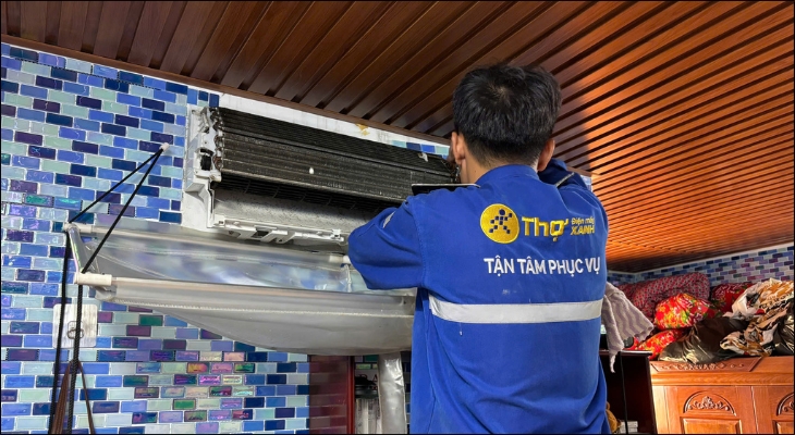 Kỹ thuật viên được trang bị máy bơm áp lực chuyên dụng, bạt hứng nước thông minh và các dụng cụ vệ sinh hiện đại