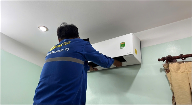 Thợ sẽ vận hành máy thử để kiểm tra khả năng làm lạnh, độ ồn và các chức năng điều khiển