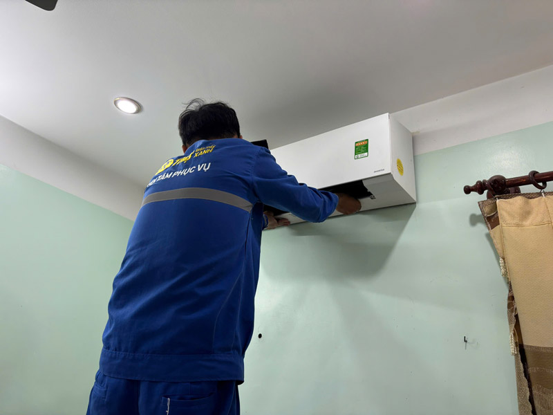 Thợ tiến hành bật điện kiểm tra tốc độ làm mát và lá đảo