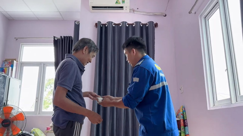 Thu gom đồ nghề, trả dọn sạch sẽ và bàn giao máy cho khách hàng