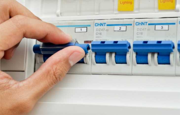Bạn nên ngắt hẳn Aptomat khi không sử dụng máy lạnh âm trần