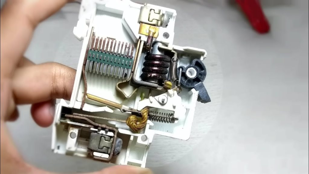 Cấu tạo của aptomat gồm 2 cấp tiếp điểm hoặc 3 cấp tiếp điểm