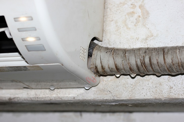 Thông ống thoát nước (đối với điều hòa bị chảy nước)