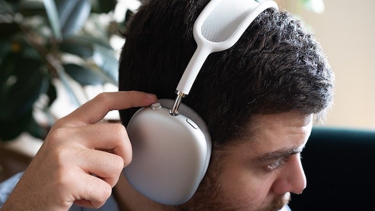 Bạn có thể dùng Digital Crown để điều khiển chiếc AirPods Max của mình phù hợp từng thao tác lệnh thích ứng