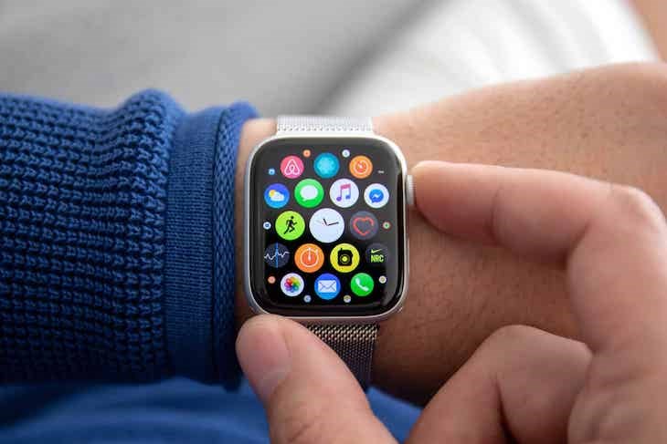 Bạn nhấn giữ Digital Crown trong 5 giây để reset loại Apple Watch