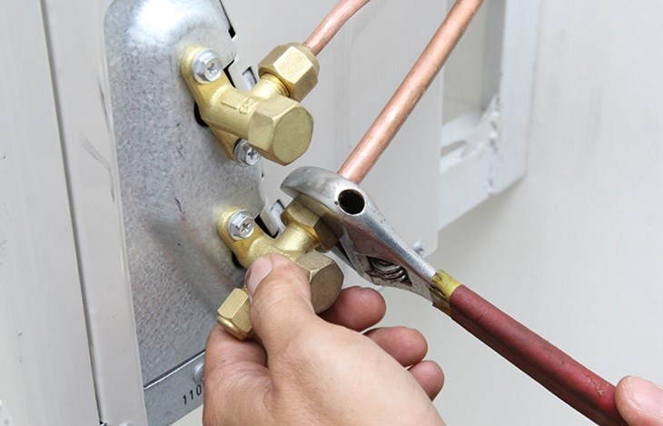 Điều chỉnh độ dài ống đồng không nên để quá dài hoặc quá ngắn