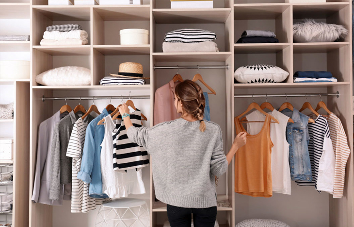 Phân loại quần áo để giúp tủ đồ gọn gàng và có nhiều không gian đựng đồ mới