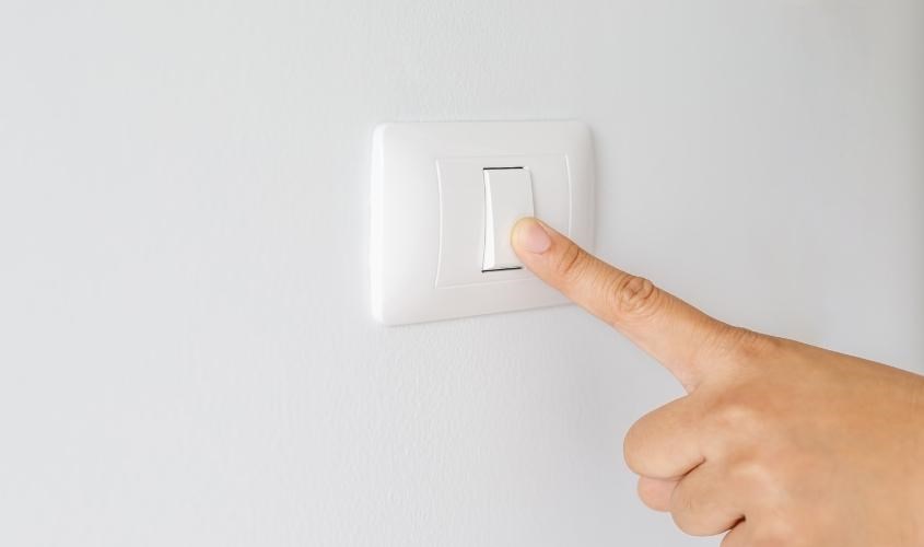 Động cơ AC có thể điều khiển bằng công tắc tường