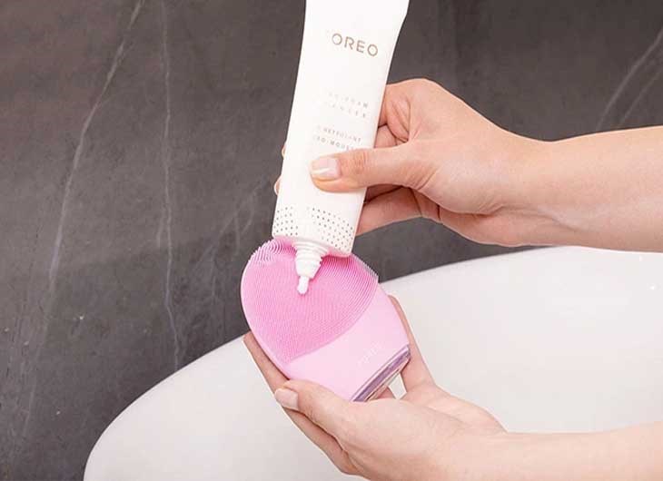 Bạn nên sử dụng lượng sửa rửa mặt vừa đủ để dùng với máy rửa mặt