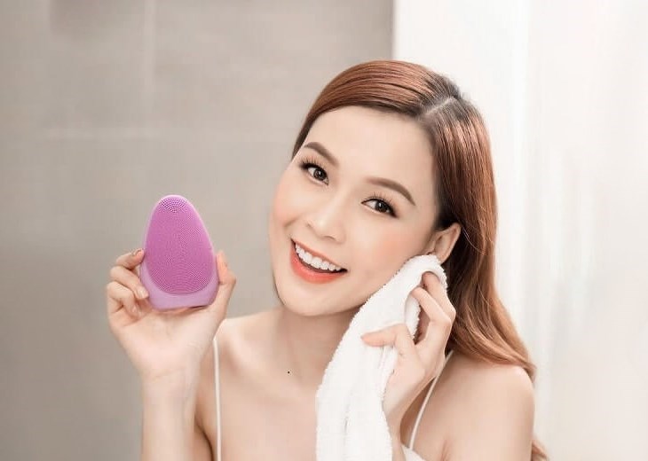 Bạn nên sử dụng máy rửa mặt và thao tác nhẹ nhàng để tránh làm tổn thương da
