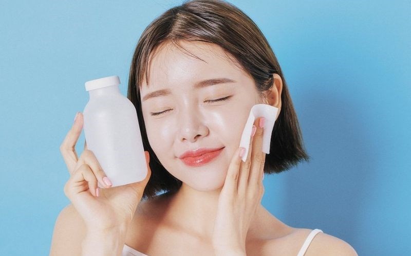 Bạn nên tẩy trang da mặt trước khi sử dụng máy rửa mặt để hiệu quả làm sạch cao hơn