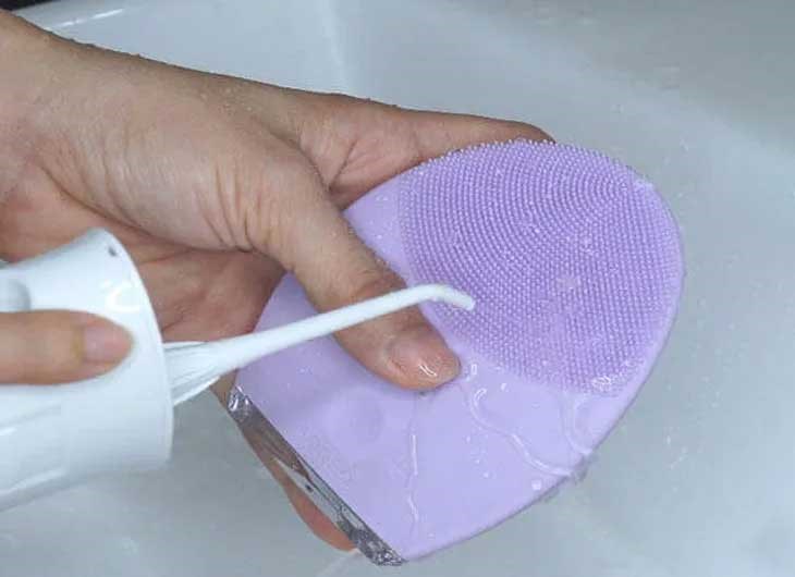 Làm sạch máy rửa mặt sau mỗi lần sử dụng để đảm bảo máy luôn sạch sẽ